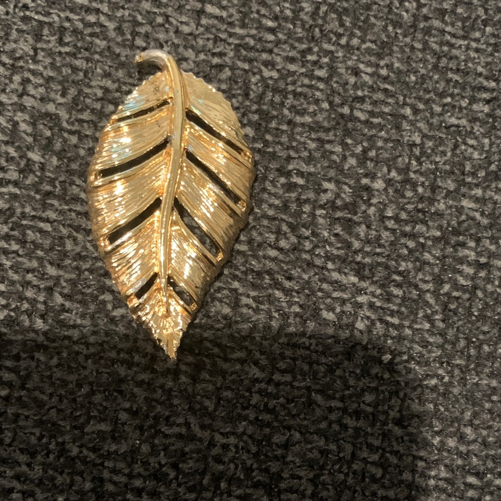 Gold Tone Leaf Brooch